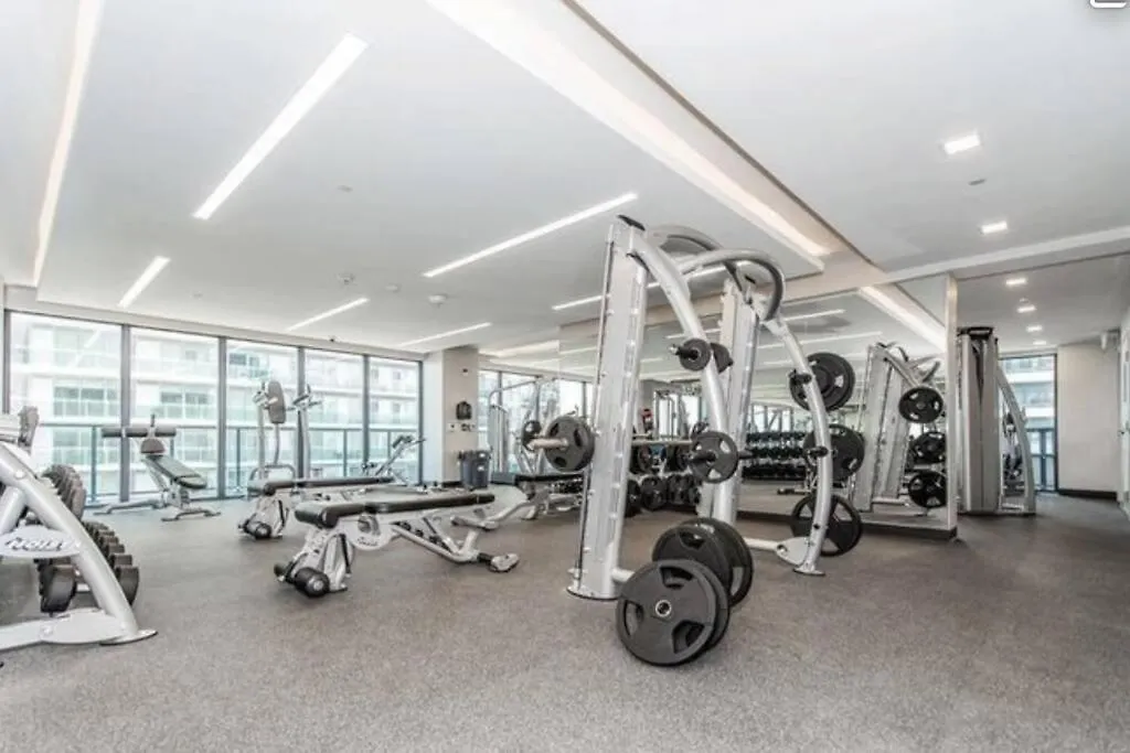 Spacious Condo By Lake Close To Toronto Pearson Airport, Free Parking! דירה