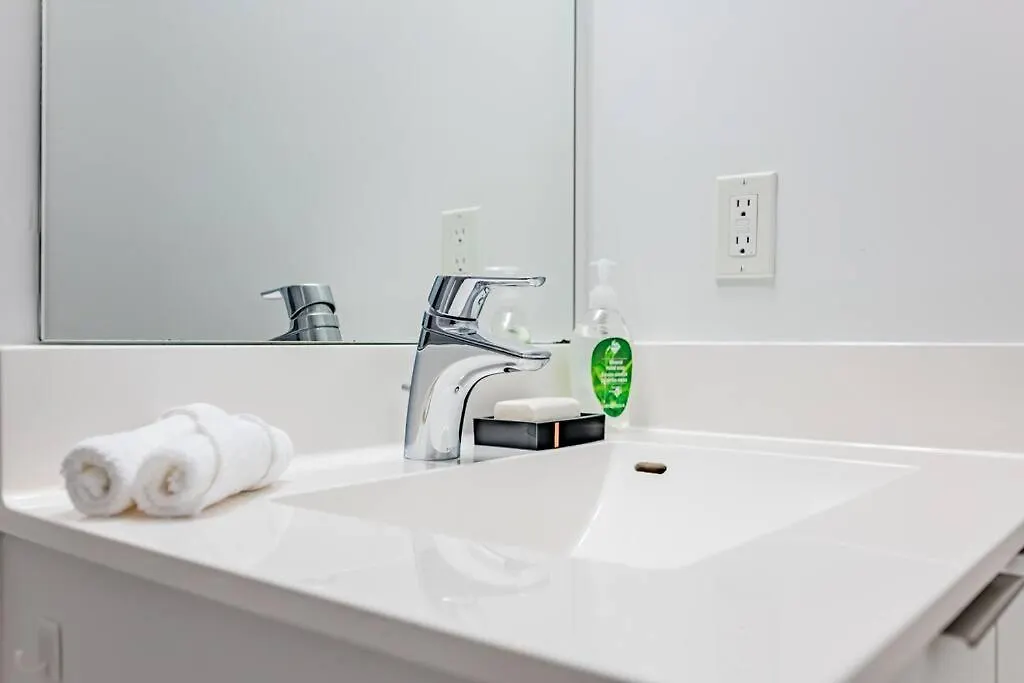 דירה Spacious Condo By Lake Close To Toronto Pearson Airport, Free Parking! קנדה