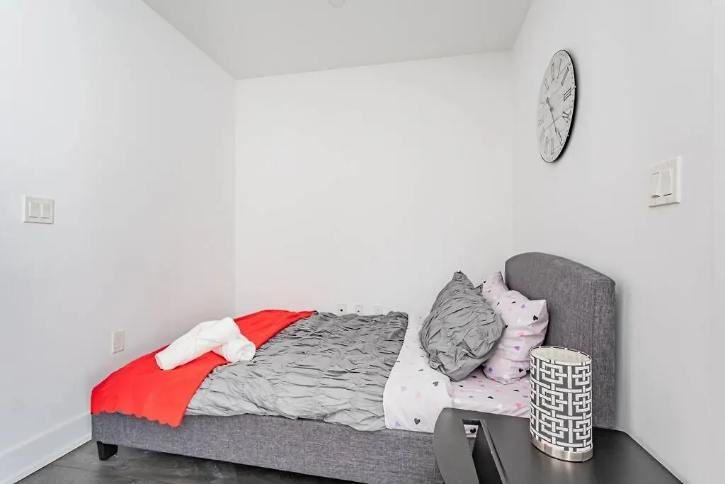 Spacious Condo By Lake Close To Toronto Pearson Airport, Free Parking! דירה