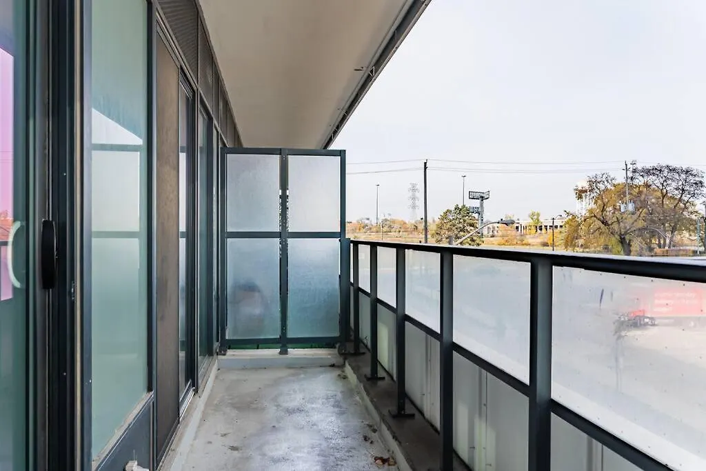 Spacious Condo By Lake Close To Toronto Pearson Airport, Free Parking! קנדה