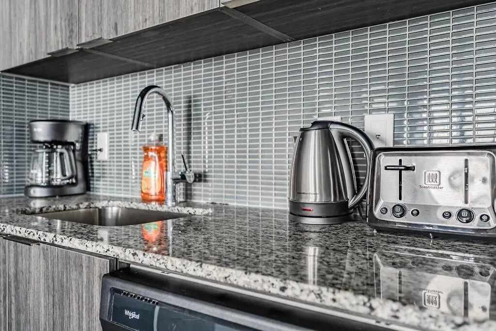 Spacious Condo By Lake Close To Toronto Pearson Airport, Free Parking! דירה