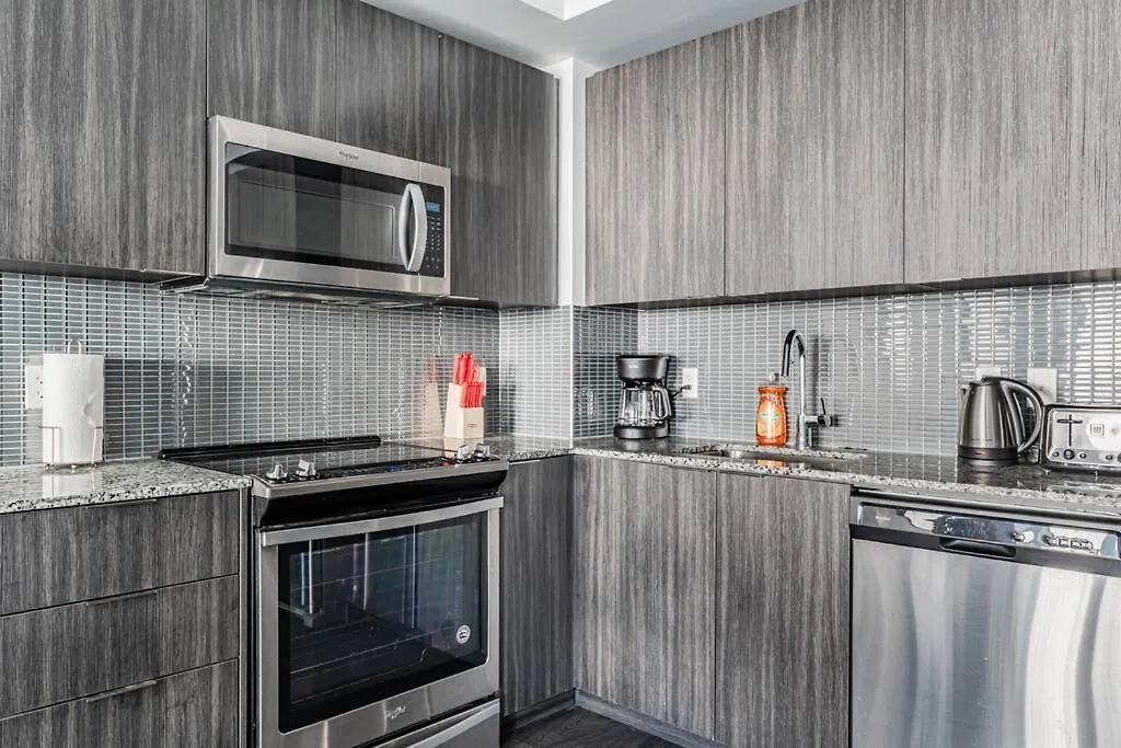 Spacious Condo By Lake Close To Toronto Pearson Airport, Free Parking!