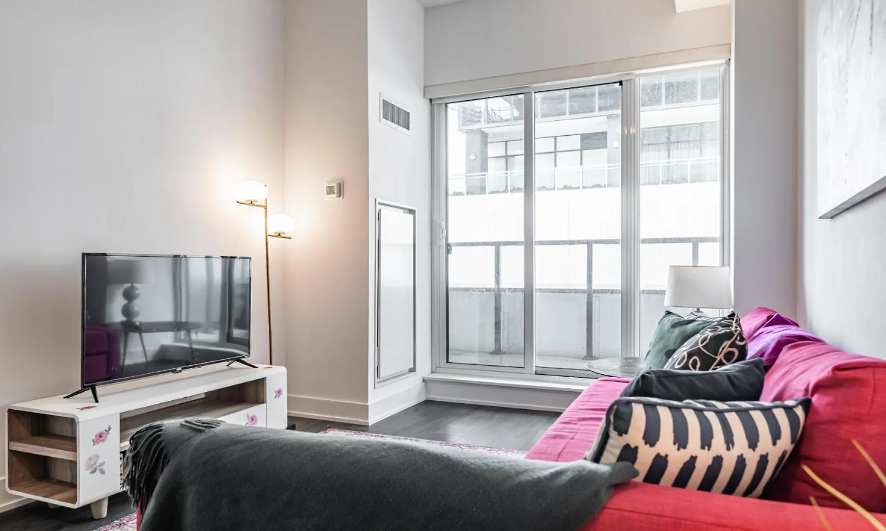 דירה Spacious Condo By Lake Close To Toronto Pearson Airport, Free Parking! קנדה